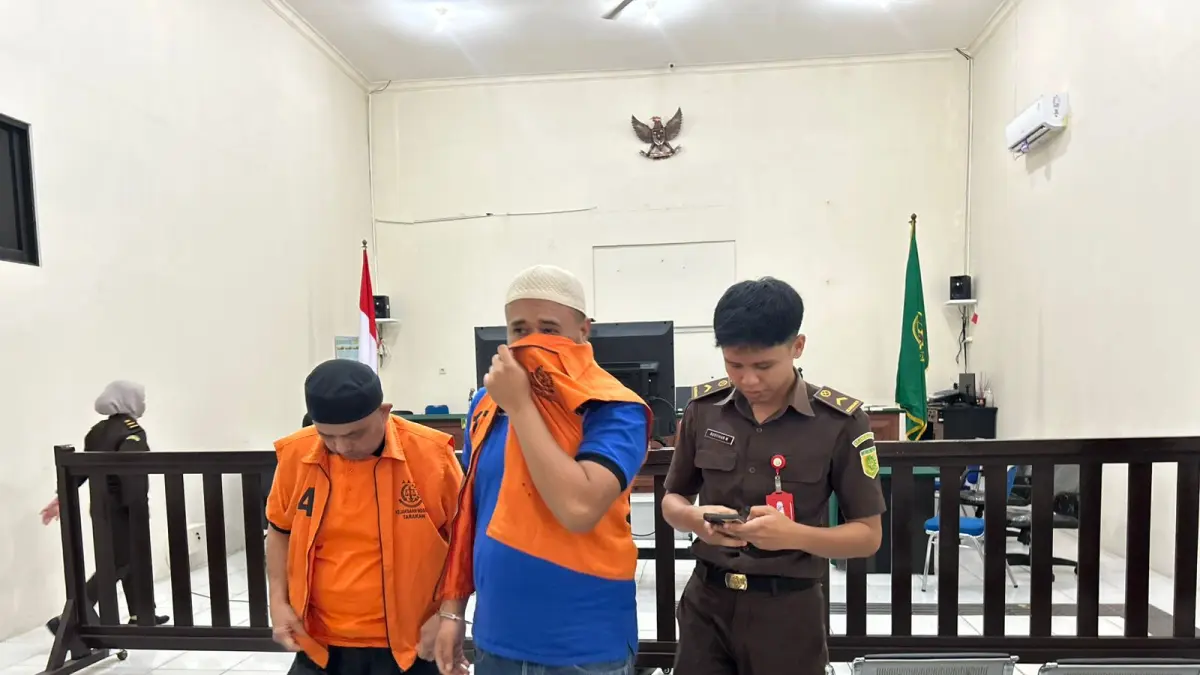BERSIDANG : Kedua terdakwa yang mengikuti persidangan di PN Tarakan pada Selasa (5/5).&nbsp;ELIAZAR/RADAR TARAKAN&nbsp;