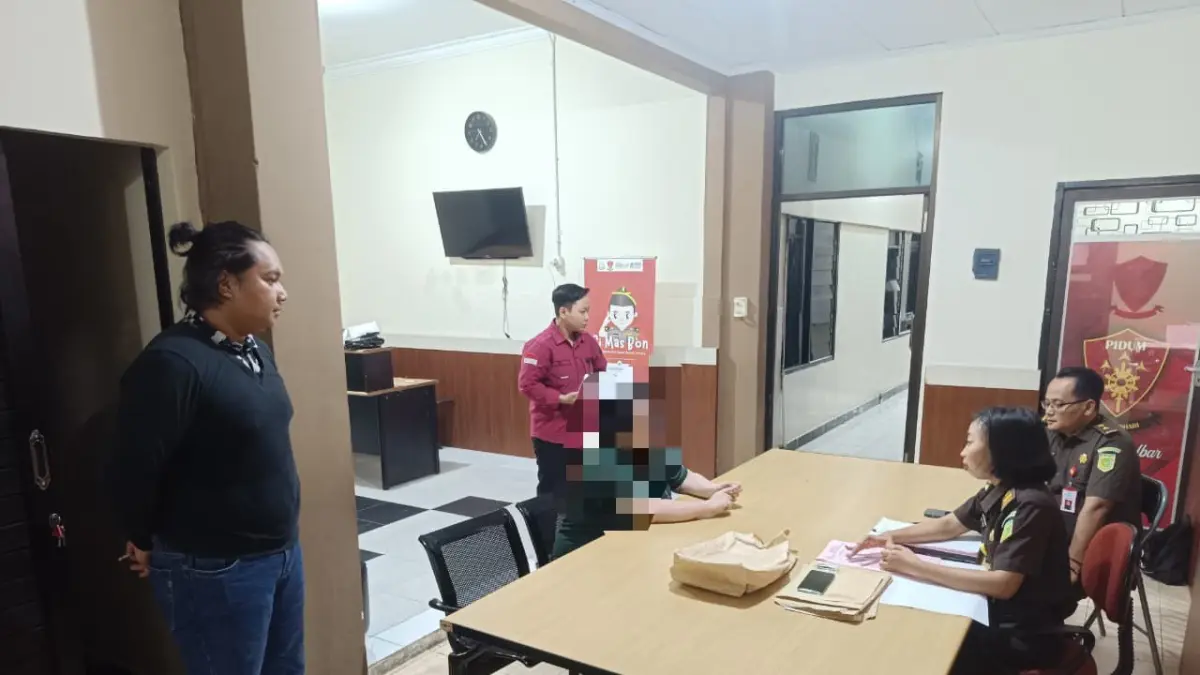 DILIMPAHKAN : Proses pelimpahan tersangka LA beserta barang bukti (tahap II) ke Kejaksaan Negeri Tarakan. ISTIMEWA
