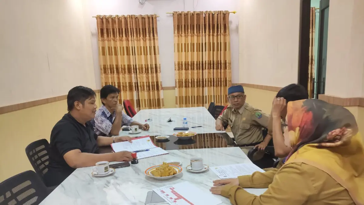 KOORDINASI : Ketua FKDM Kabupaten Nunukan, Pandi saat bersama Kepala Badan Kesatuan Bangsa dan Politik (Bakesbangpol) Nunukan, Hasan Basri.&nbsp;