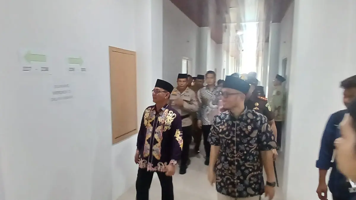 LIHAT LANGSUNG: Wamenhaj Dahnil Anzar Simanjuntak saat melihat langsung Asrama Haji Transit Tower 2 Kaltara yang telah diresmikan. AGUS DIAN ZAKARIA/RADAR TARAKAN