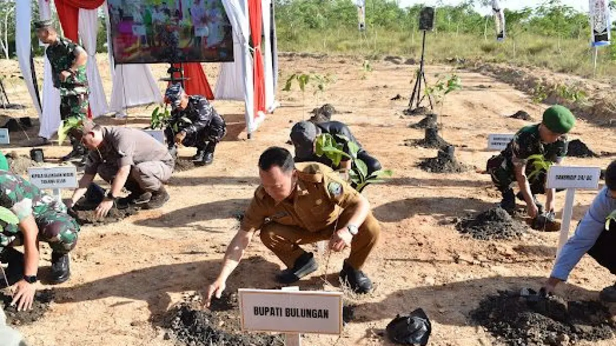 REBOISASI: Wabup Bulungan Kilat memimpin kegiatan tanam pohon bersama di Desa Tengkapak, Tanjung Selor.
(Taslee/Radar Tarakan)



