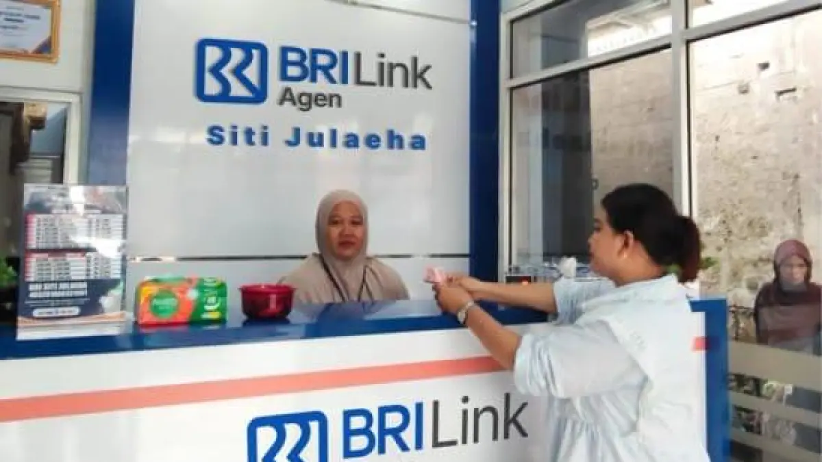 Seorang nasabah melakukan transaksi di Agen BRILink, memperlihatkan kemudahan akses layanan perbankan BRI di tengah masyarakat.