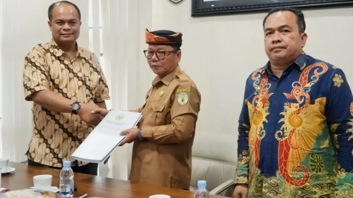 SERAH TERIMA: Wabup Sabri menerima dokumen hasil. pemeriksaan yang dilakjkan BPK RI Perwakilan Kaltara. 