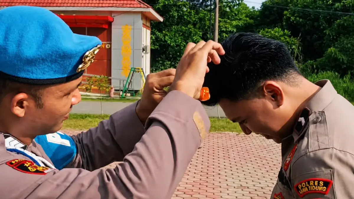 UNTUK DISIPLIN: Rambut salah satu personel Polres Tana Tidung harus dipangkas karena tak sesuai ketentuan. (FOTO: ISTIMEWA)