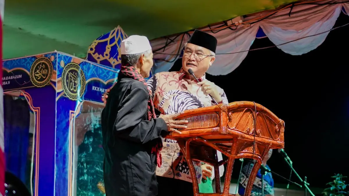 DIPA/RADAR TARAKAN
HADIAH: Bupati Wempi saat memberikan hadia Umrah kepada salah satu lansia Kamal (74) di atas panggumg MTQ.