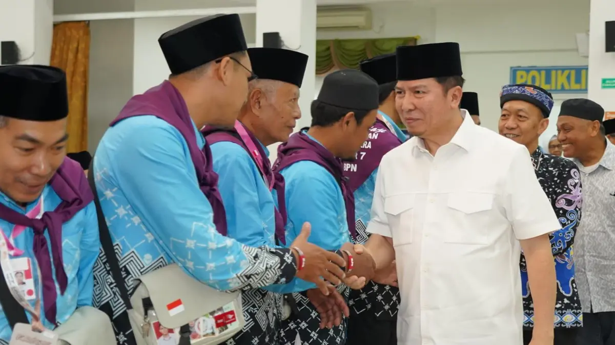 IBADAH: Ketua DPRD Kaltara, H. Achmad Djufrie, SE., MM menyapa para jamaah calon haji Kaltara di Embarkasi Balikpapan. FOTO: DPRD KALTARA