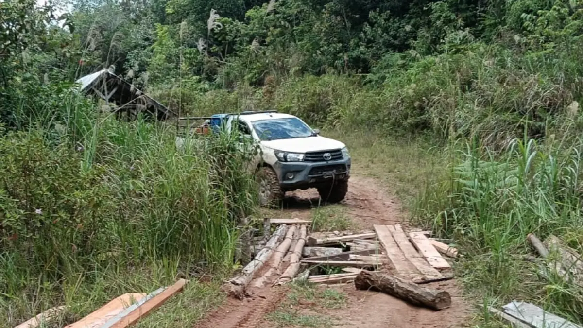 SWADAYA : Kondisi jembatan pasca diperbaiki secara swadaya agar mobilisasi orang dan barang tidak terhambat.&nbsp;