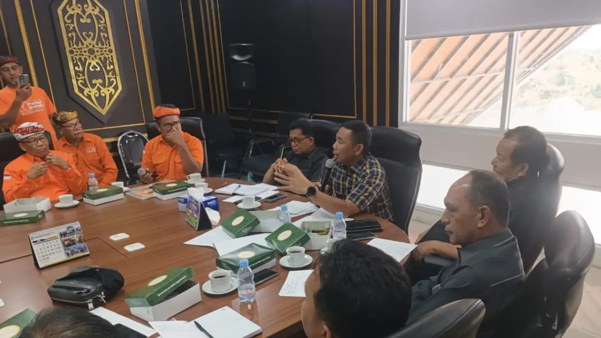 TENAGA KERJA: Wakil Ketua II DPRD Kaltara, Muddain saat menanggapi masukkan dalam RDP dengan perwakilan buruh di Tanjung Selor, Selasa (5/5). FOTO: IWAN K/RADAR TARAKAN