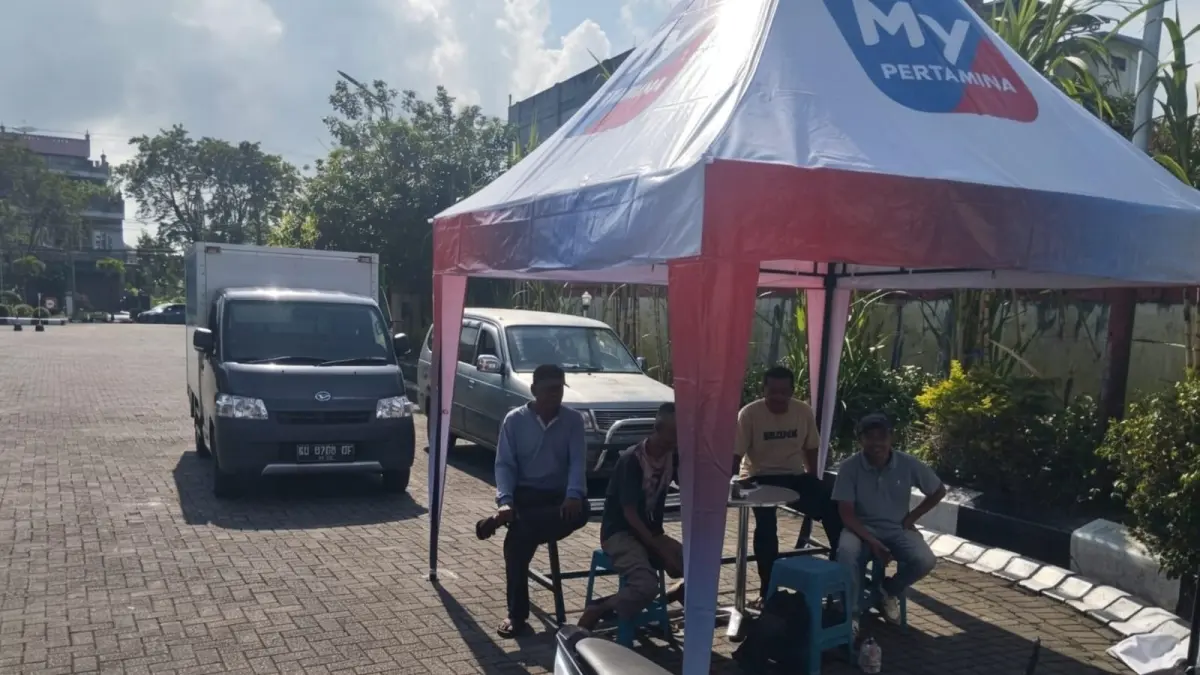 BBM SUBSIDI: Petugas membuka layanan di helpdesk subsidi tepat di wilayah Tarakan. FOTO: RADAR TARAKAN