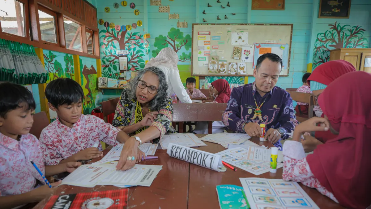 BELAJAR: Wakil Duta Besar Australia untuk Indonesia mengikuti proses pembelajaran di SDN 015 Tanjung Selor. FOTO: RADAR TARAKAN