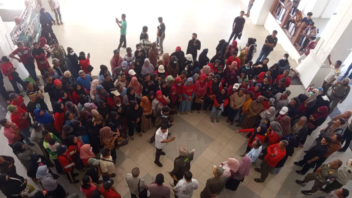 CURHAT: Pedagang kaki lima (PKL) Pasar Tani saat menyampaikan aspirasi ke DPRD Nunukan, Kamis (7/5).&nbsp;