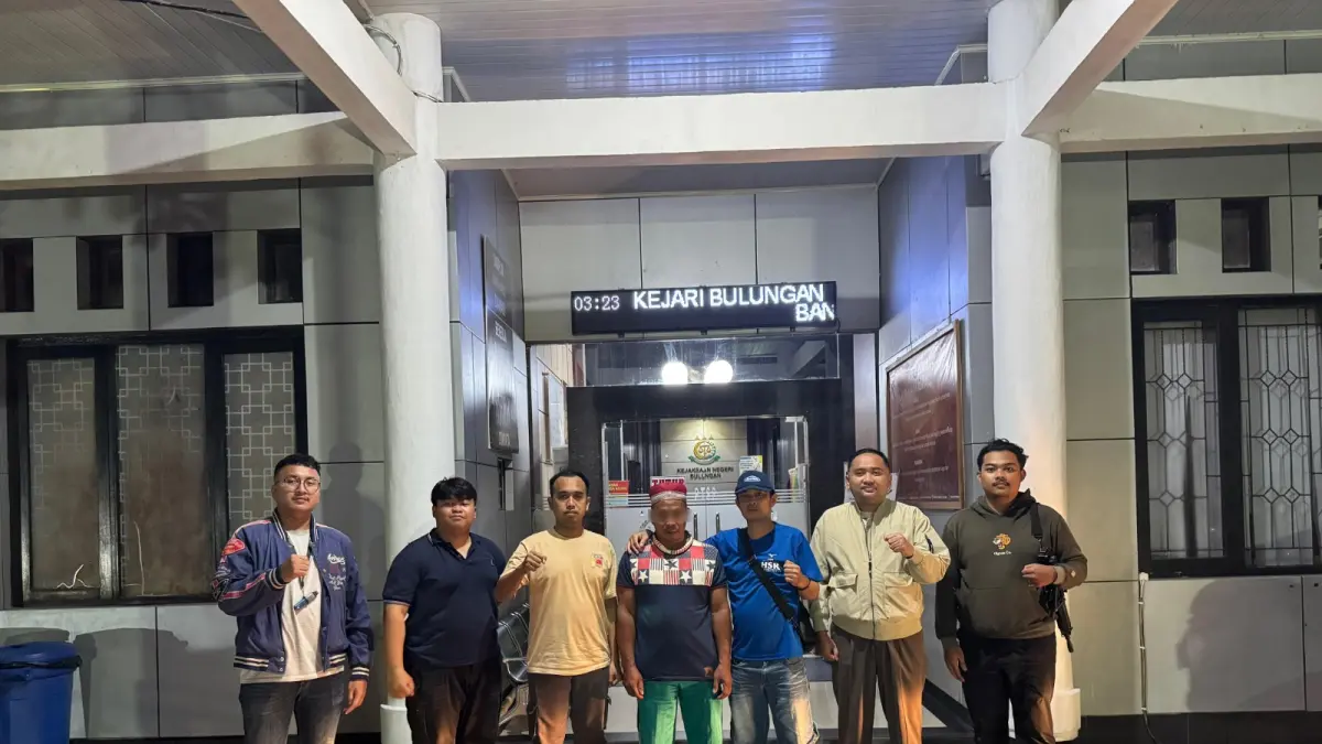 DIAMANKAN: Terpidana kasus kehutanan yang masuk DPO diamankan Tim Tabur Kejati Kaltara, Senin (4/5). FOTO: KEJATI KALTARA