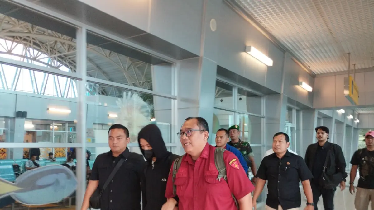 DIAMANKAN: Tim Tabur Kejari Kaltara dan Kejagung saat mengamankan MI. FOTO: KEJATI KALTARA