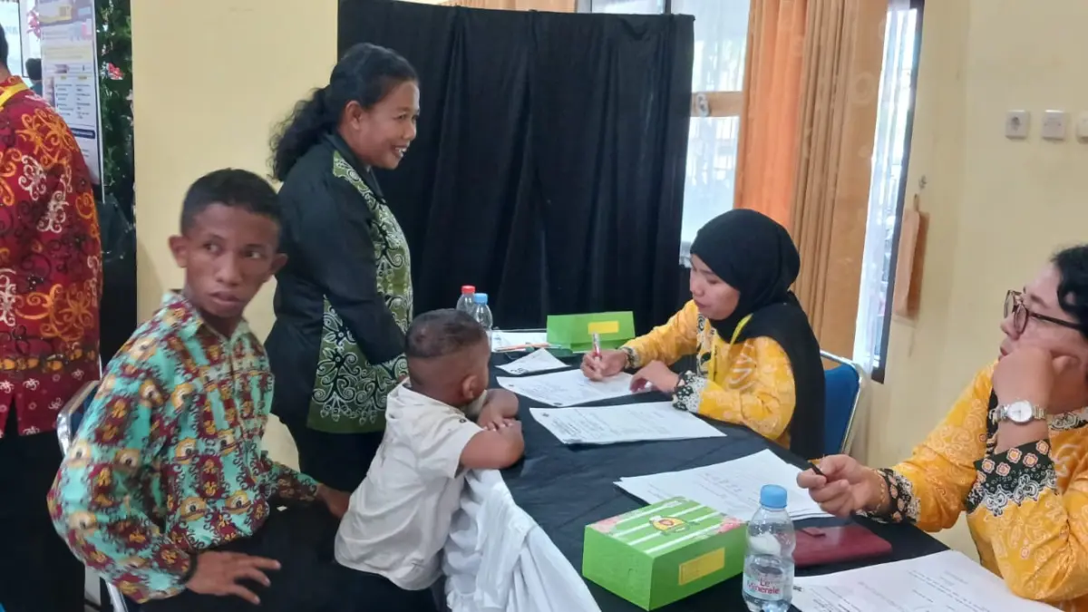 DIDATA : Masyarakat kelompok difabel sedang dilayani mengurus kartu layanan penyadang disabilitas. AGUS DIAN ZAKARIA/RADAR TARAKAN