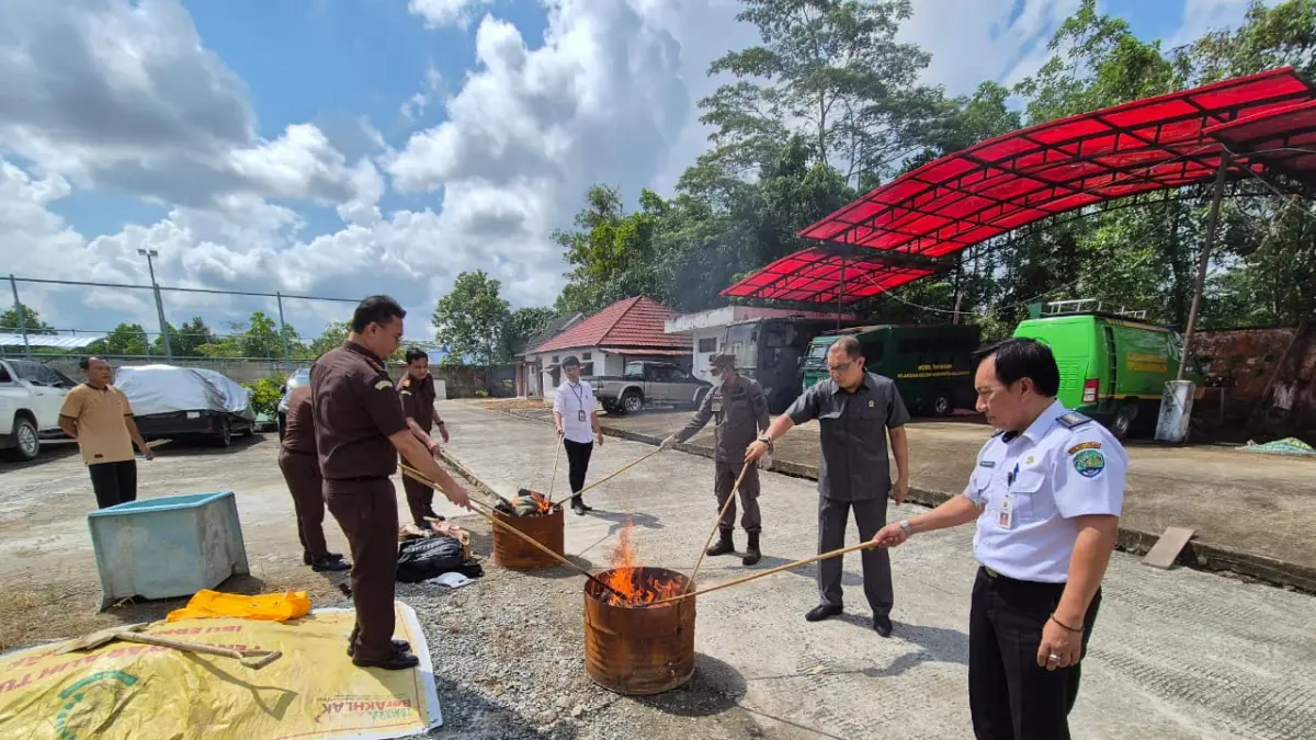 DIMUSNAHKAN: Kejari Bulungan memusnahkan BB dari 63 perkara yang telah berkekuatan hukum tetap. FOTO: RADAR TARAKAN
