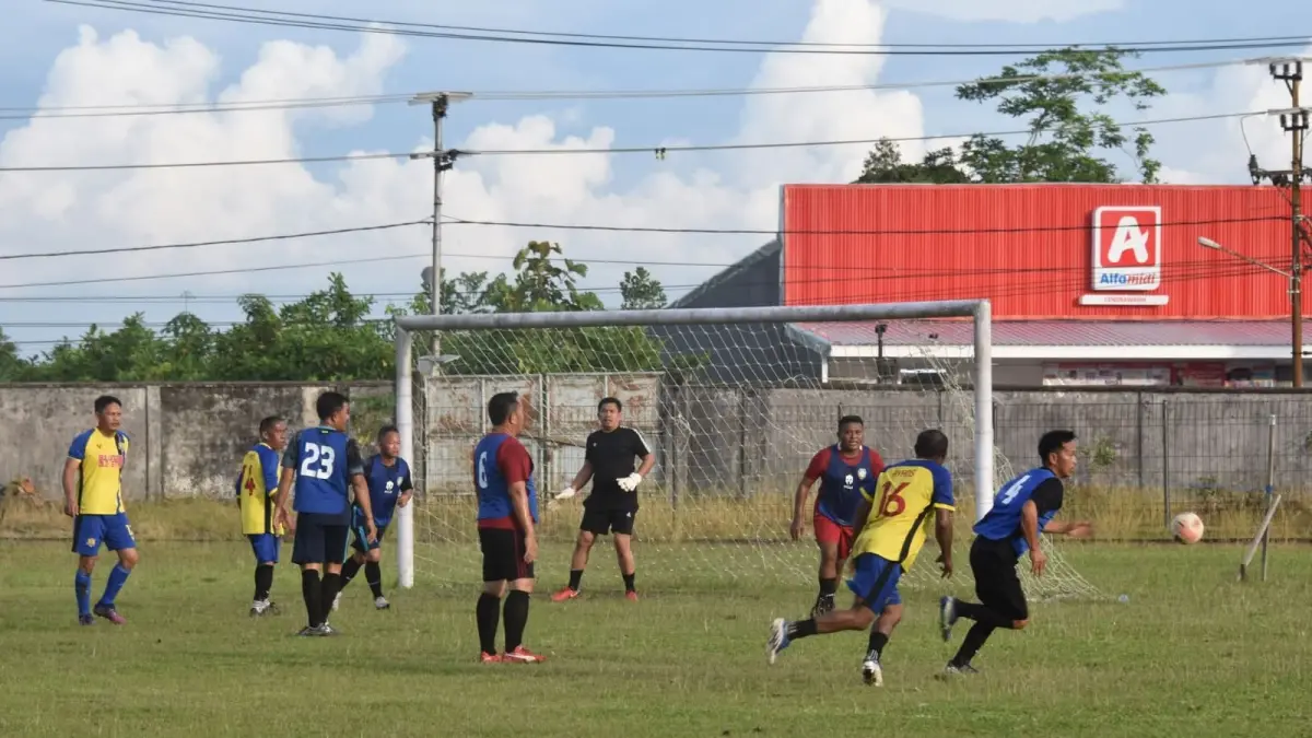 DITUTUP: Aktivitas permainan sepak bola di Stadion Andi Tjahjo, Tanjung Selor sebelum ditutup. FOTO: RADAR TARAKAN
