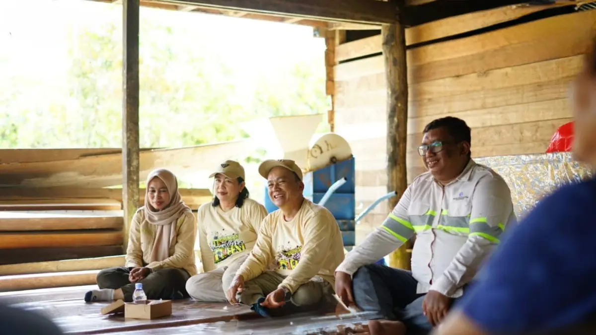 KAKAO: Wakil Bupati Bulungan Kilat, berdialog dengan petani kakao di Desa Metun Sajau.

(Taslee/Radar Tarakan)
