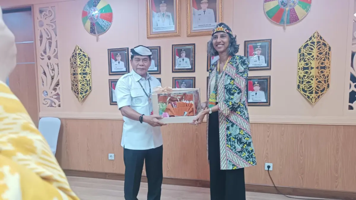 KERJA SAMA: Wakil Duber Australia untuk Indonesia menerima cindera mata dari Gubernur Kaltara, Zainal Arifin Paliwang. FOTO: IWAN K/RADAR TARAKAN