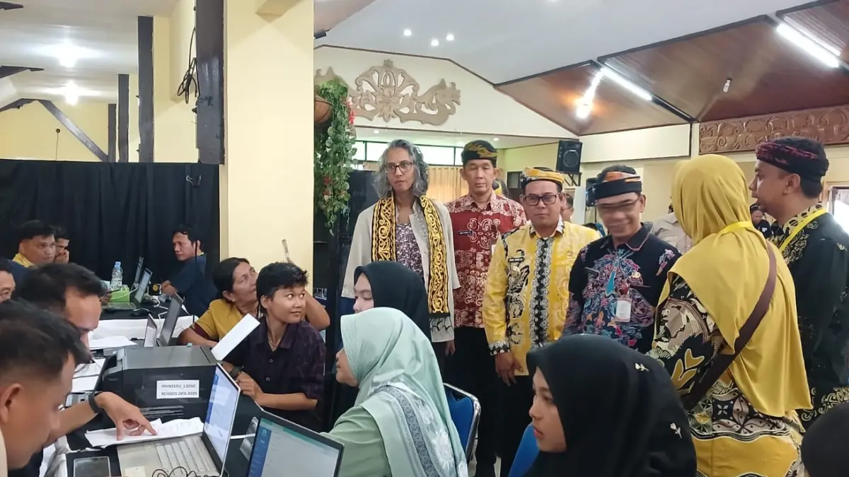 MENINJAU : Wakil Duta Besar Australia untuk Indonesia, Gita Kamath melihat proses layanan pada Kick Off Pemutakhiran Data dan Penerbitan Kartu Layanan Penyandang Disabilitas pada Kamis (7/5). AGUS DIAN ZAKARIA/RADAR TARAKAN