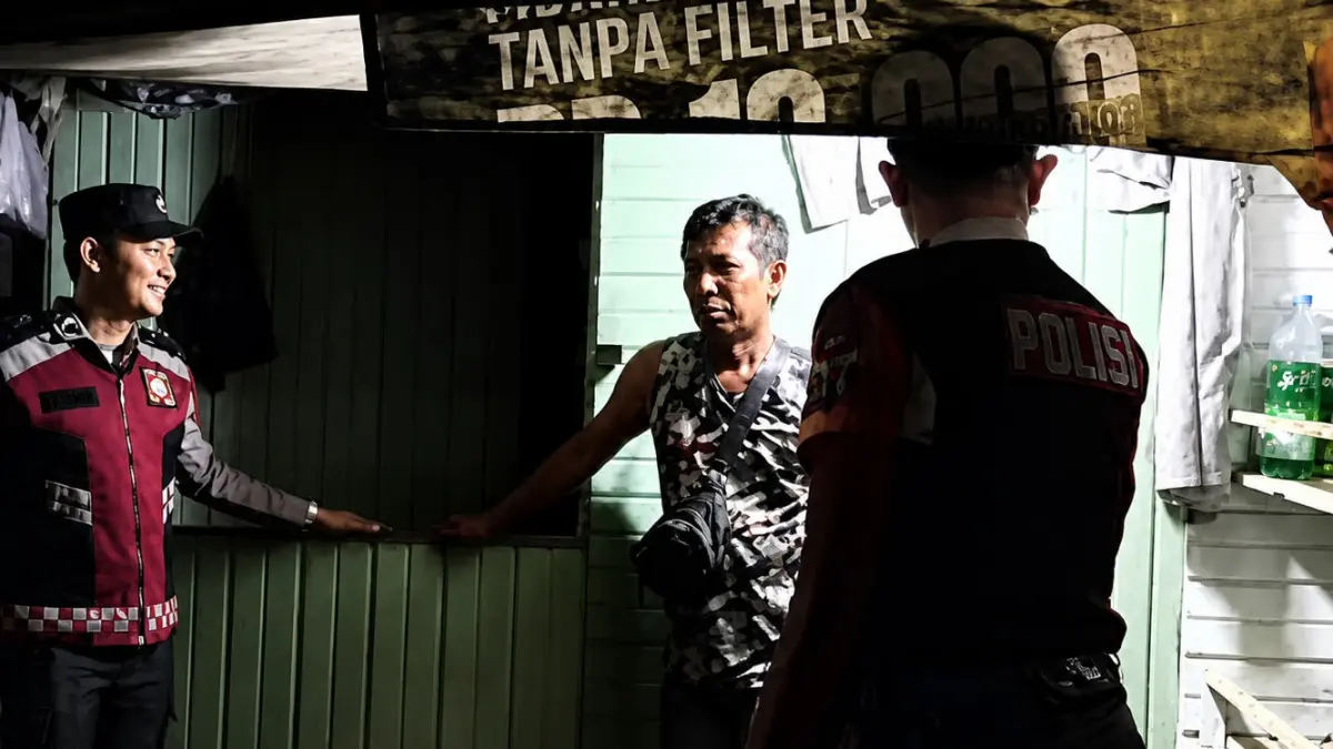 PATROLI DIALOGIS: Personel Polres Tana Tidung menyambangi sekaligus mengimbau warga mengantisipasi penyebaran berita hoaks dan penipuan online. (FOTO: ISTIMEWA)
