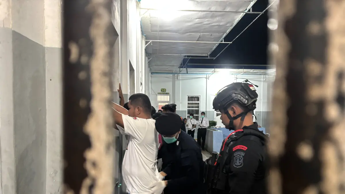PEMERIKSAAN : Personel gabungan saat melakukan pengecekan terhadap WBP dan kamar hunian di Lapas Nunukan.&nbsp;