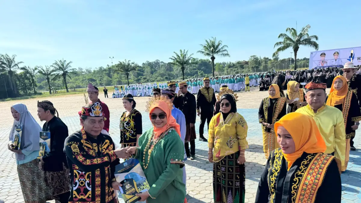 PENDIDIKAN: Pelaksanaan upacara peringatan Hardiknas 2026 oleh Pemprov Kaltara di Tanjung Selor. FOTO: IWAN K/RADAR TARAKAN