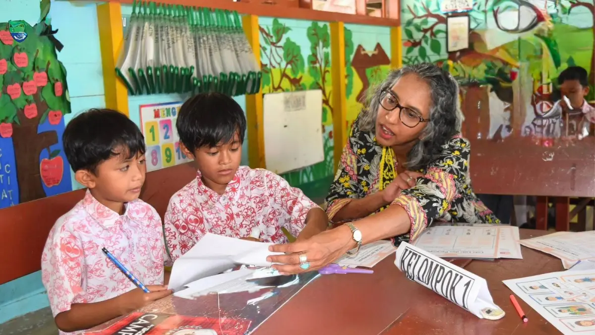 PENDIDIKAN : Wakil Dubes Australia mengikuti proses belajar siswa di SDN 015 Tanjung Selor.

(Taslee/Radar Tarakan)
