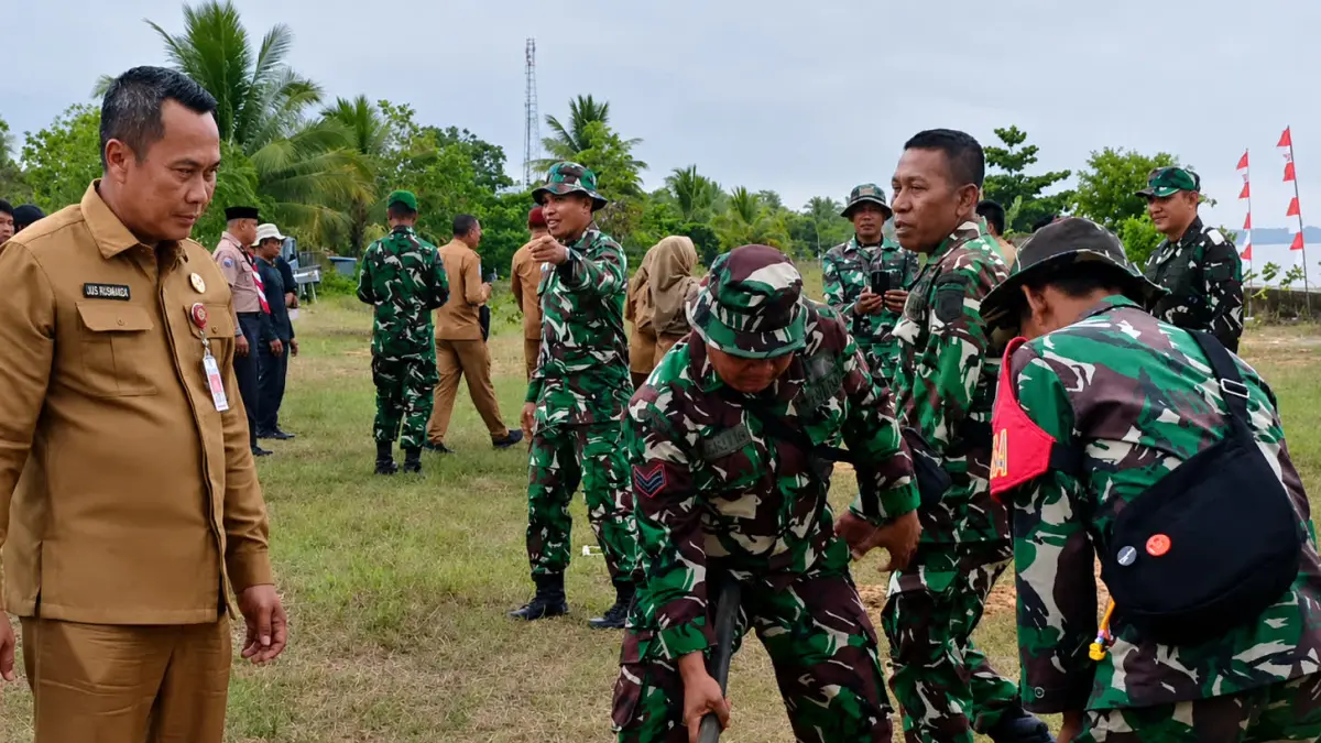PENGHIJAUAN; TNI, Pemda dan masyarakat Tana Tidung melakukan penanaman bibit pohon serentak di tepian Sungai Sesayap, Kecamatan Sesayap Hilir.
