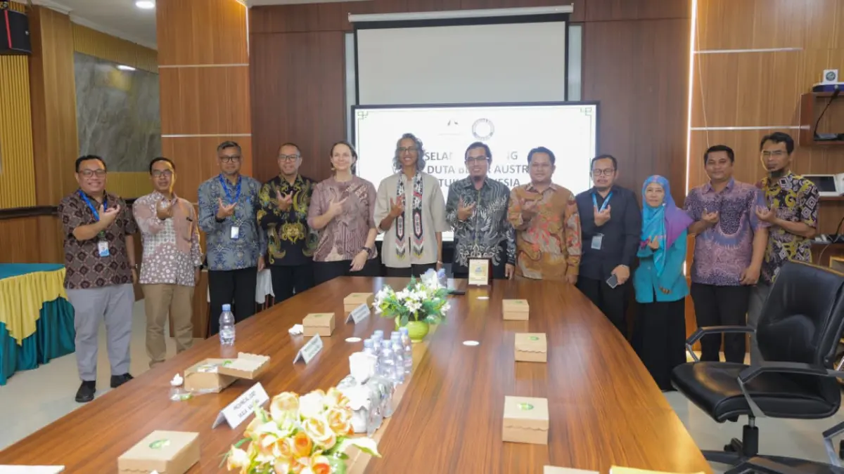 ABADIKAN MOMEN: Wakil Rektor I UBT Dr. Heppi Iromo, S.Pi., M.Si, Dekan FKIP UBT Dr. Arifin, M.Pd melakukan foto bersama dengan Wakil Duta Besar Australia, Gita Kamath.