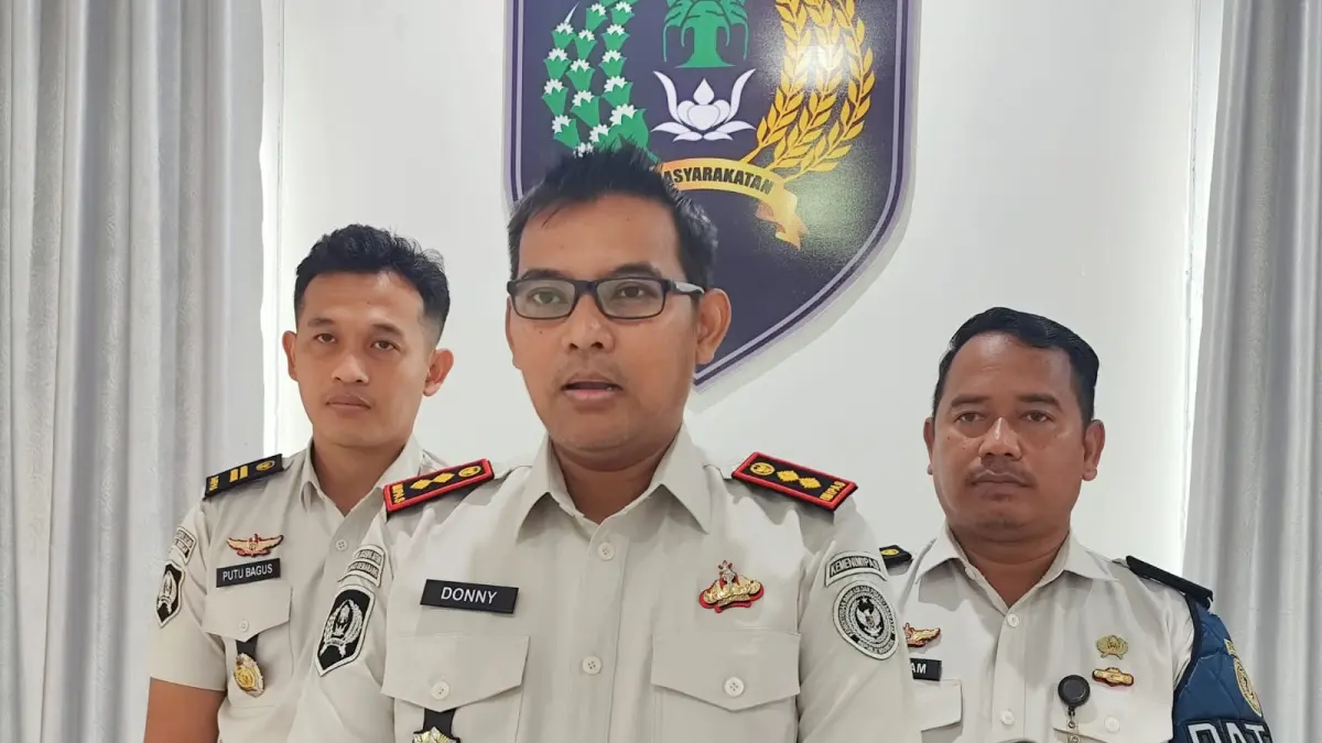 BERANTAS HALINAR : Kalapas Nunukan, Dony Setiawan didampingi KPLP Putu Bagus Sabda Pramesti (kiri) dan Kasiminmtib Lapas Nunukan, Humam.&nbsp;