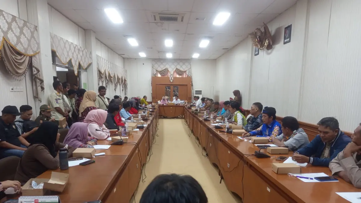 CARI SOLUSI : Rapat Dengar Pendapat (RDP) bersama sejumlah Organisasi Perangkat Daerah (OPD) difasilitasi Komisi II, DPRD Nunukan terkait rencana relokasi, Kamis (8/5)&nbsp;