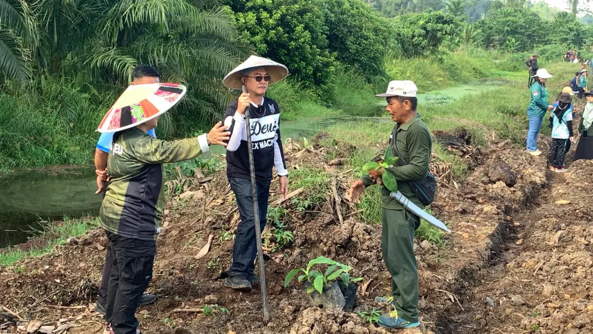 DIPA/RADAR TARAKAN
TANAM: Bupati Wempi berdiskusi bersama Petani terkait produtivitas lahan pertanian saat kegiagan penanaman.