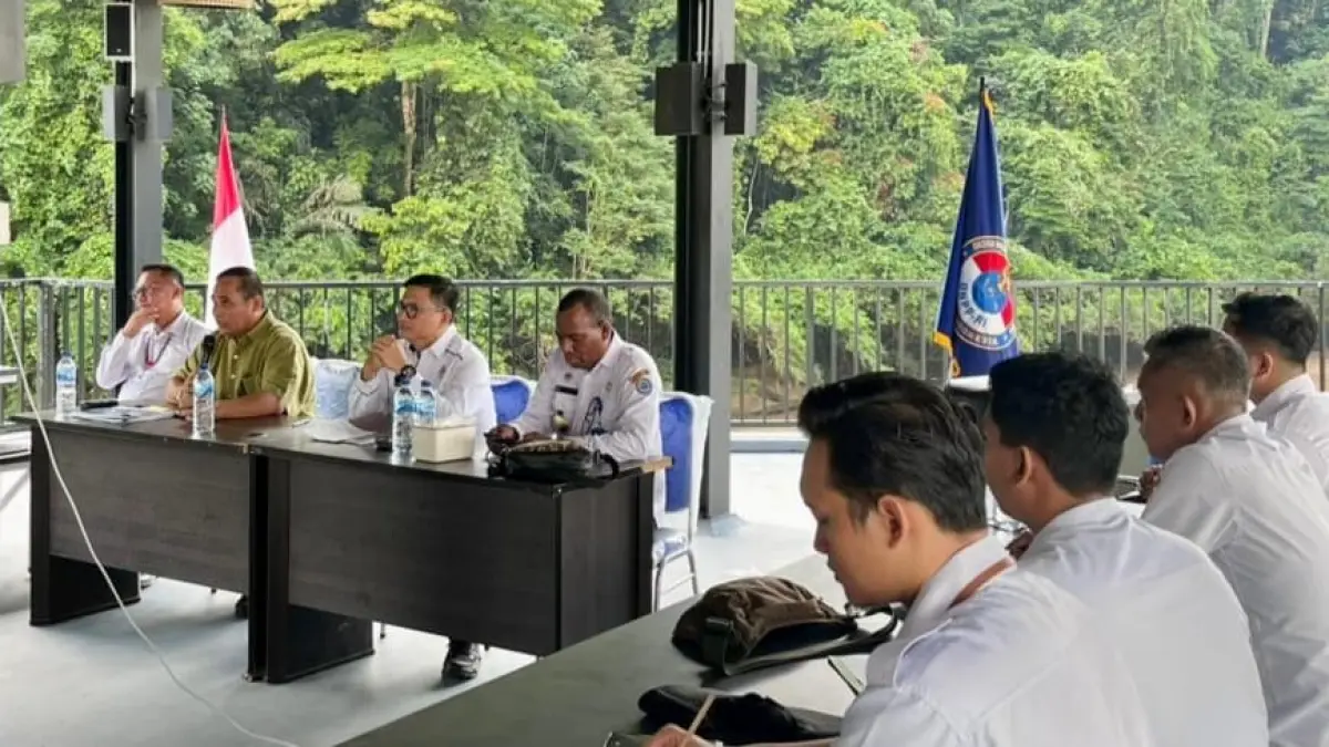 IDENTIFIKASI : Deputi Bidang Pengelolaan Potensi Kawasan Perbatasan BNPP RI, Irjen Pol. Edfrie R. Maith didamping Kepala Badan Pengelola Perbatasan Daerah (BPPD) Kabupaten Nunukan, Robby Nahak Serang saat berada di PLBN Labang.&nbsp;