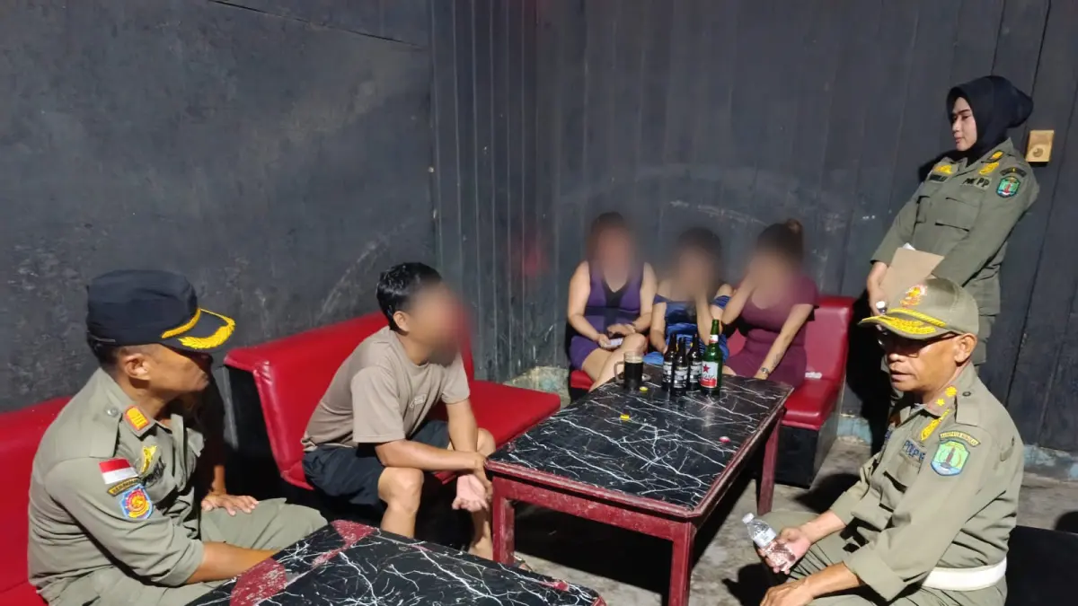 PENGECEKAN : Personel Satpol PP melakukan pengawasan di salah satu THM di Nunukan.&nbsp;