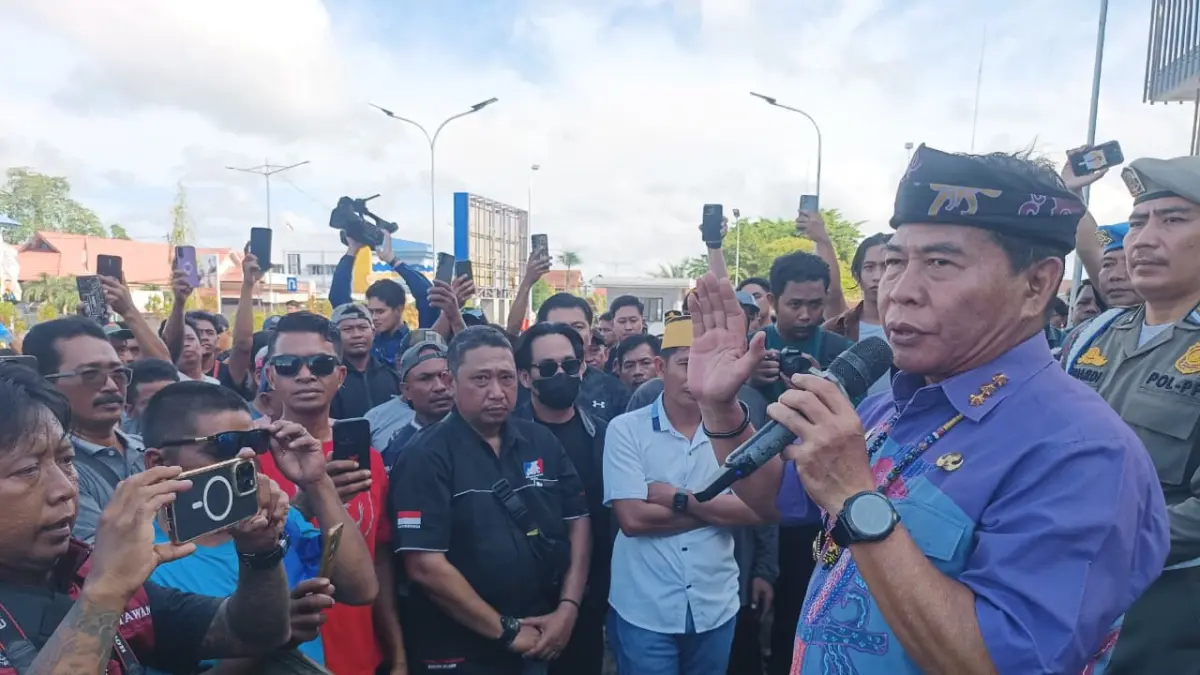 GALIAN C: Gubernur Kaltara, Zainal Arifin Paliwang saat menemui Aliansi Sopir Truk yang melakukan aksi di Tanjung Selor. FOTO: IWAN K/RADAR TARAKAN