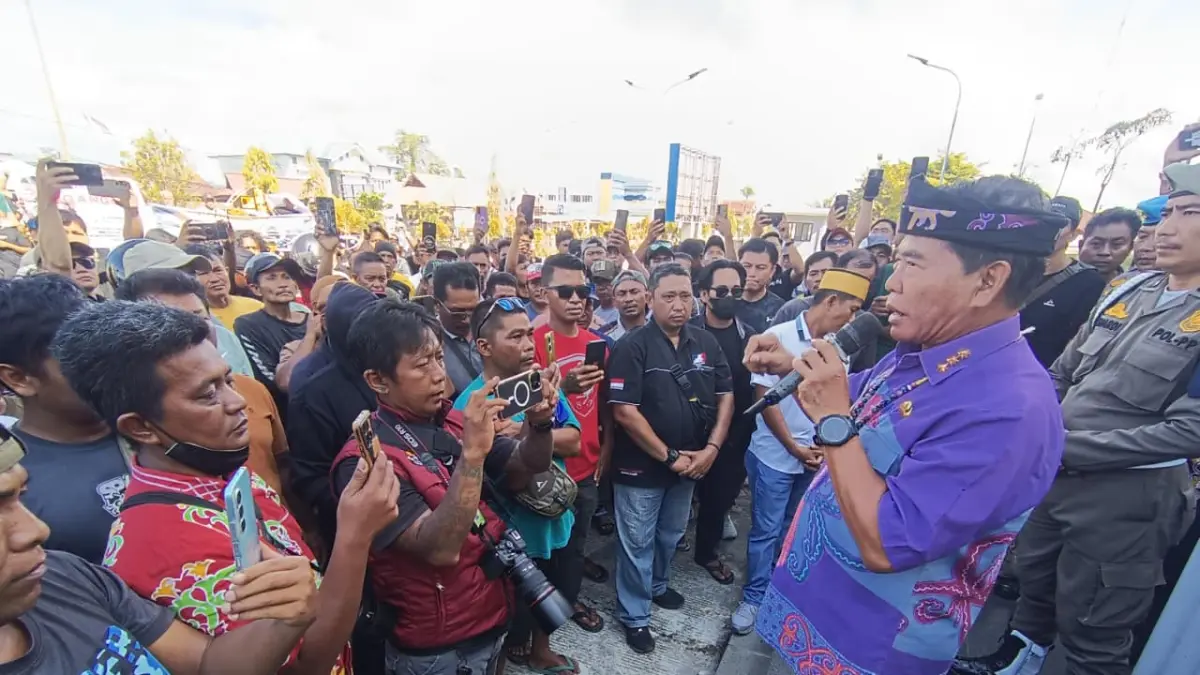 GALIAN C: Gubernur Kaltara, Zainal Arifin Paliwang saat menemui Aliansi Sopir Truk yang melakukan aksi di Tanjung Selor. FOTO: IWAN K/RADAR TARAKAN
