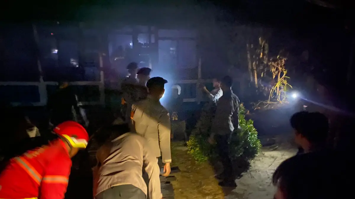 KEBAKARAN: Petugas pemadam kebakaran berjibaku memadamkan api, Kamis (7/5). FOTO: DOK WARGA