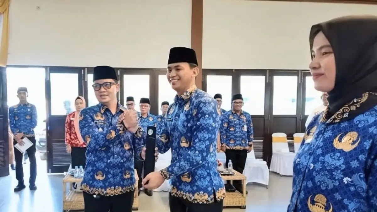 ABDI NEGARA: Bupati Ibrahim Ali usai pengambilan sumpah janji CPNS menjadi PNS di Pendopo Lumbung Taka, Rumjab Bupati, Senin (11/5).(FOTO: DOK DISKOMINFO)