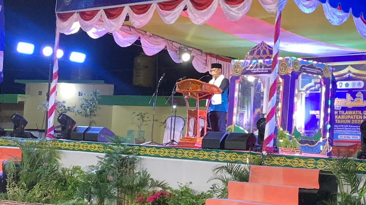 DIPA/RADAR TARAKAN

MTQ: Asisten I, Kamran Daik yang juga Ketua LPTQ Kabupaten Malinau, saat menyampaikan laporan pada acara penutupan MTQ ke-22.&nbsp;