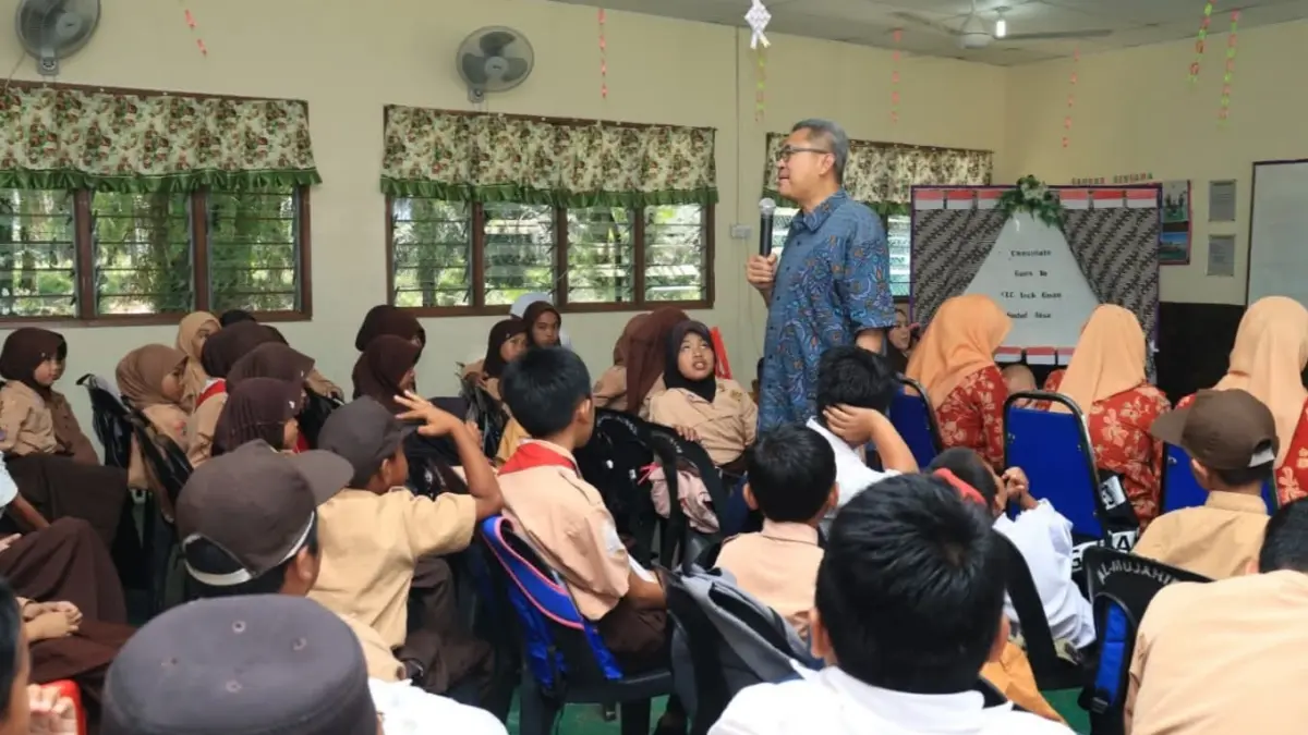 EDUKASI : Acting Konsul RI Tawau, Dino Nurwahyudin saat berinteraksi dengan puluhan siswa-siswi di CLC Sudut Jasa.&nbsp;