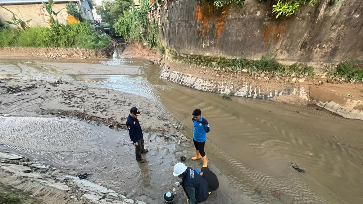 LIMBAH : Akibat adanya limbah oli bekas di aliran Sungai Kampung Bugis membuat layanan air bersih berdampak.&nbsp;ISTIMEWA