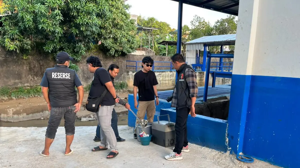SELIDIKI : Personel Polres Tarakan melakukan penyelidikan terhadap dugaan pencemaran limbah oli bekas di Sungai Kampung Bugis.