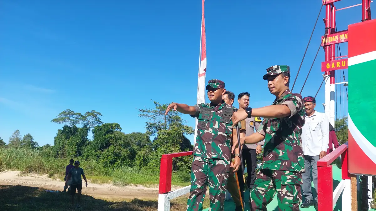TINJAU LAPANGAN: Danrem 092/Maharajalila, Brigjen TNI Mohammad Sjahroni didampingi Dandim 0903/Bulungan, Kolonel Inf Dhuwi Hendradjaja saat meninjau Jembatan Perintis Garuda. FOTO: RADAR TARAKAN
