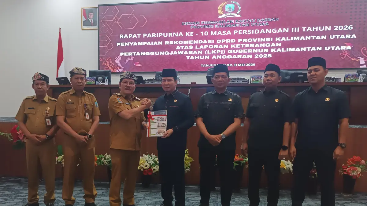 ANGGARAN: Ketua DPRD Kaltara, Achmad Djufrie menyampaikan dokumen rekomendasi LKPj 2025 kepada Wagub Kaltara, Ingkong Ala. FOTO: IWAN K/RADAR TARAKAN