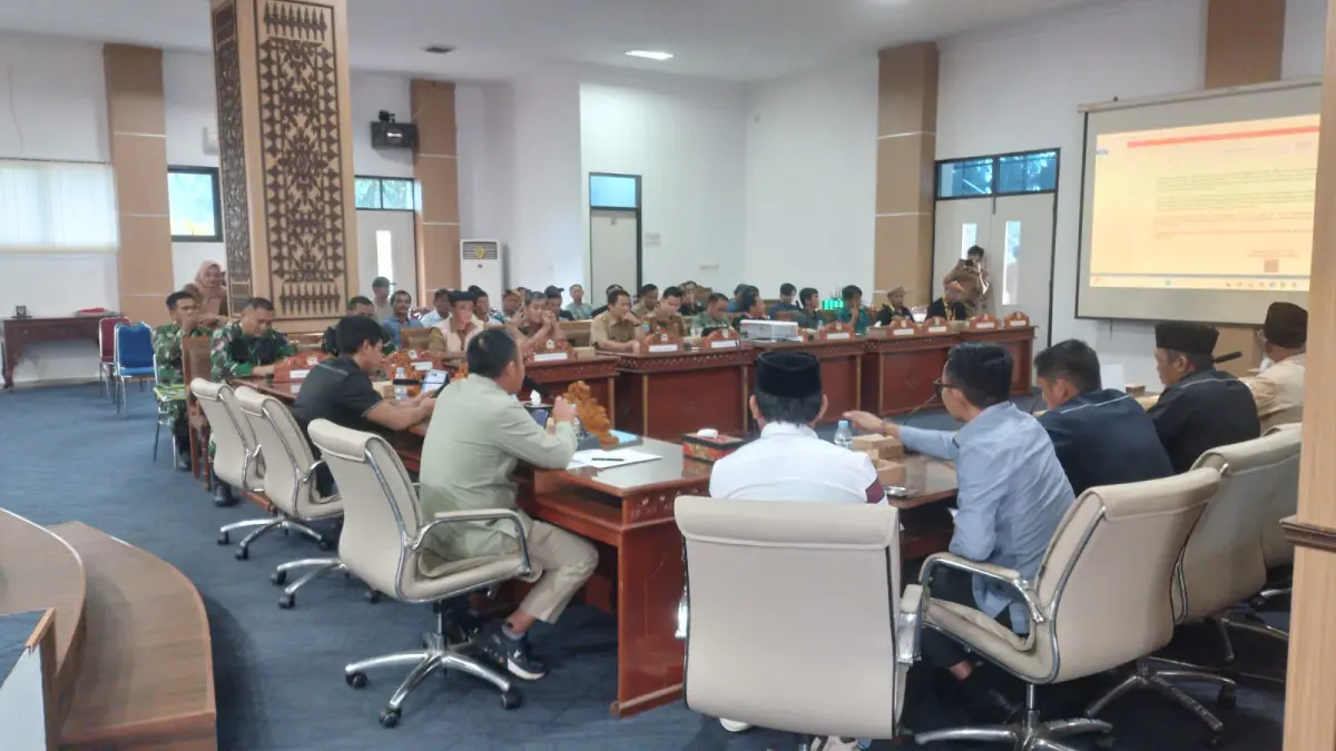 CARI SOLUSI: RDP warga Desa Bebakung dan Sebawang membahas lokasi pembangunan Mako Yonif 922/Upun Taka bersama Dandim, Danyon, DPRD serta instansi terkait lainnya. (FOTO: ISTIMEWA)
