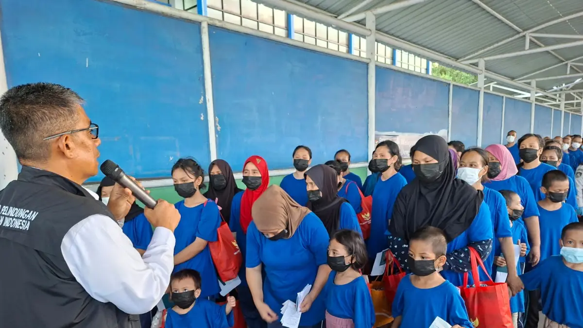 DIPULANGKAN : Kepala BP3MI Kalimantan Utara, Kombes Pol Andi M. Ichsan saat memberikan arahan kepada Ratusan PMI deportasi saat tiba di Pelabuhan Tunon Taka, Nunukan.&nbsp;