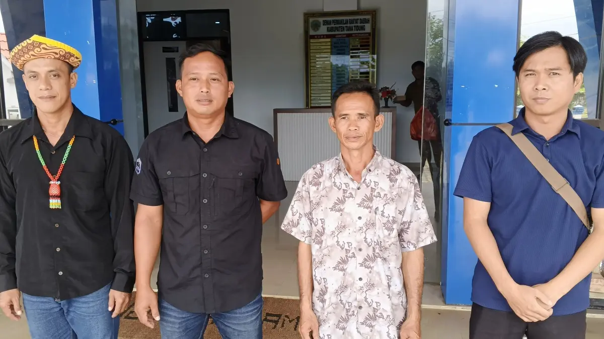 KEBERATAN: Lucas Inci (dua dari kanan) bersama warga Bebakung lainnya usai menghadiri RDP. (FOTO: SOPIAN/RADAR TARAKAN)