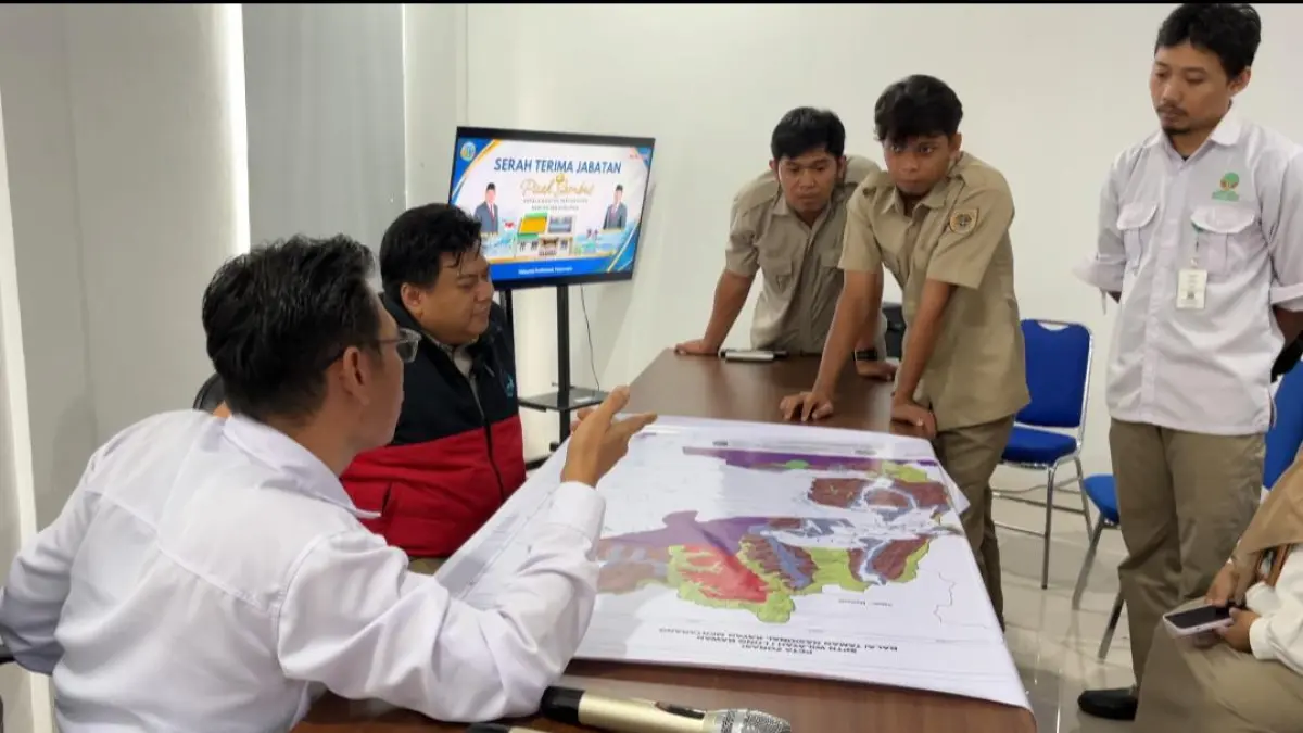 KOORDINASI : Kepala Sekai PTN Wilayah I Balai TNKM, Hery Gunawan bersama Kepala Kantor Pertanahan Kabupaten Nunukan, Husen saat membahas kebijakan satu peta.&nbsp;