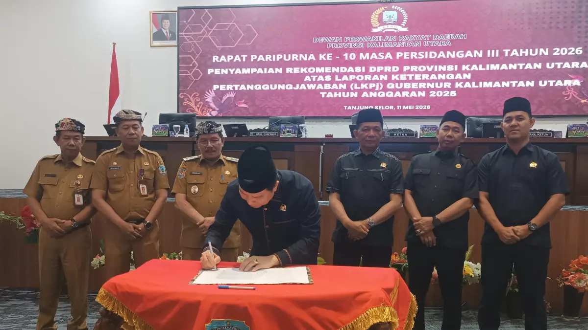 LAPORAN: Wagub Kaltara menyaksikan penandatanganan rekomendasi LKPj Gubernur Kaltara oleh Ketua DPRD Kaltara. FOTO: IWAN K/RADAR TARAKAN