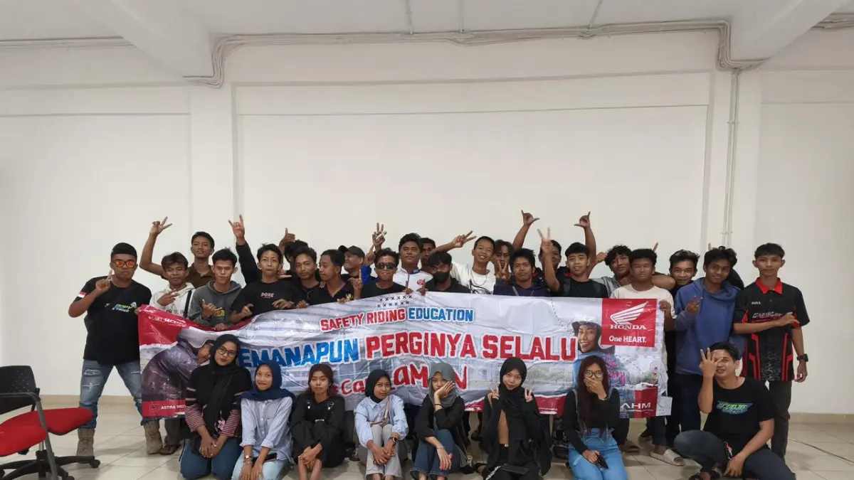 Peserta Safety Riding Education berfoto bersama usai mengikuti kegiatan edukasi keselamatan berkendara yang digelar Astra Honda Motor.